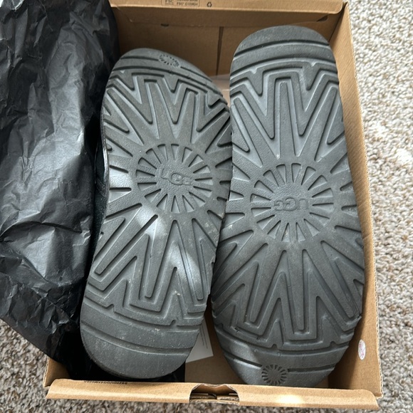 UGG Neumel Black Boot - Picture 6 of 11